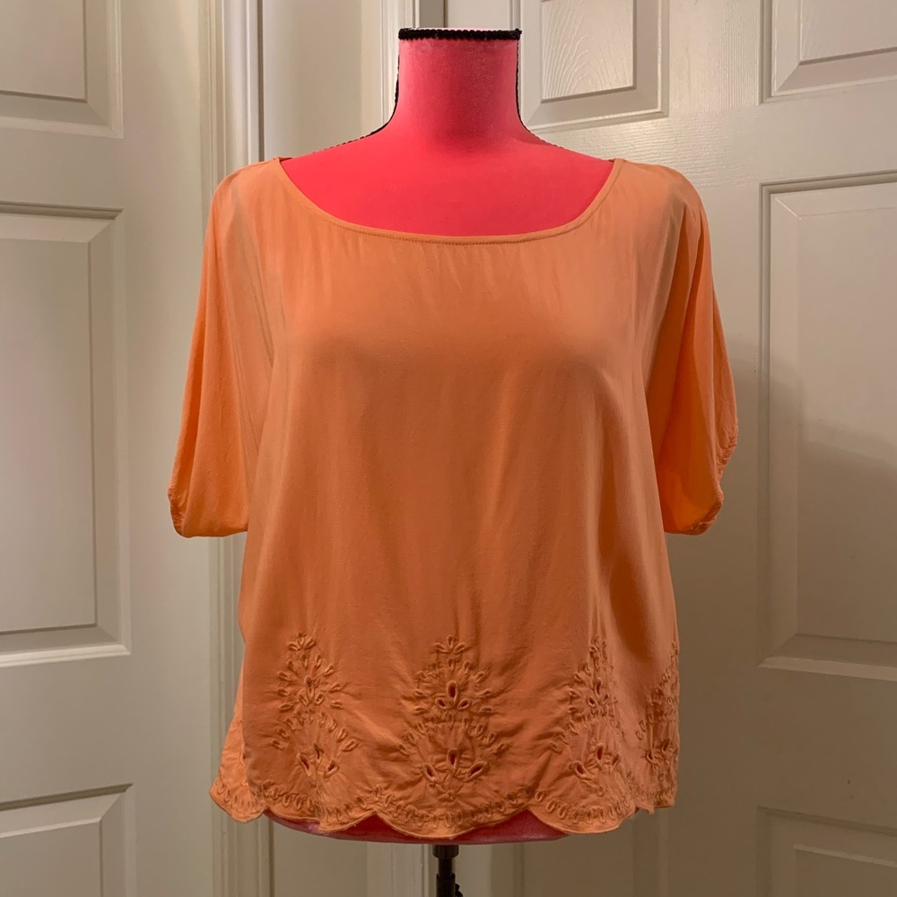 Garage top w/embroidered scalloped hem details